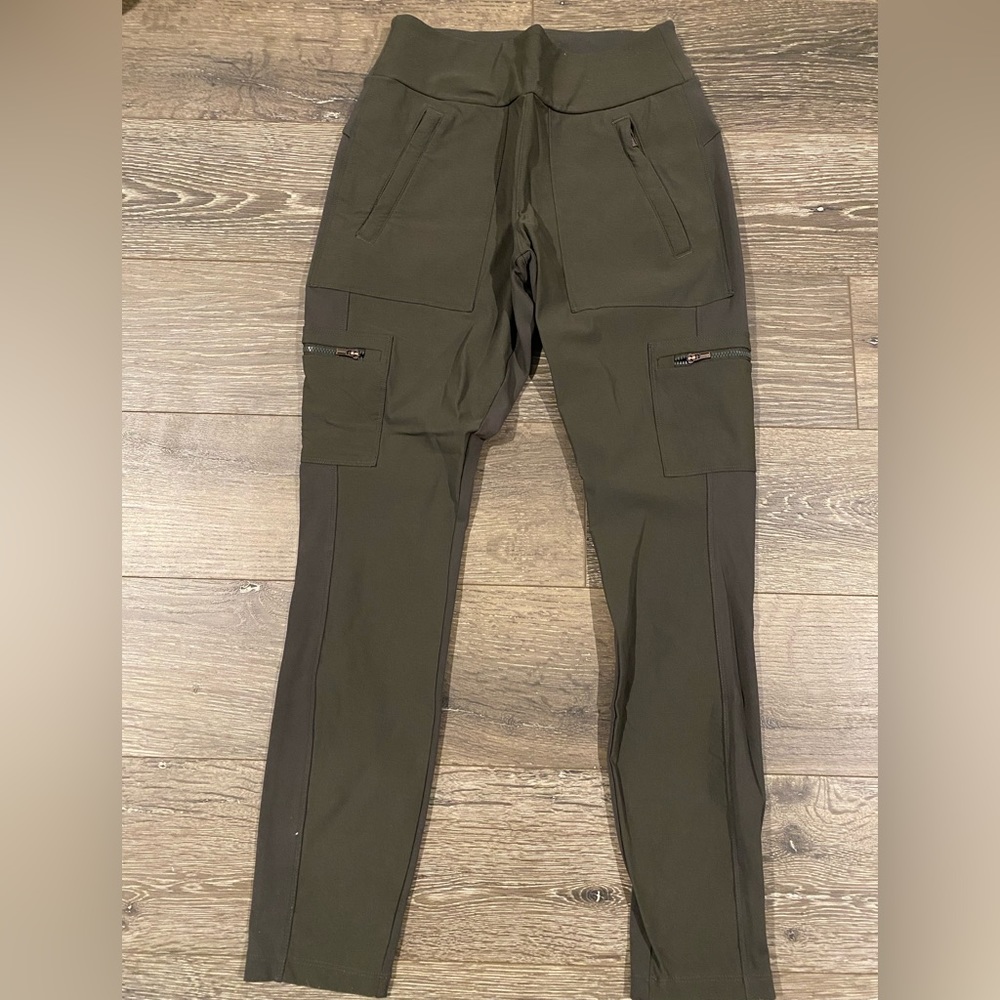 Athleta Headlands Hybrid Cargo, size 4, olive green, like new